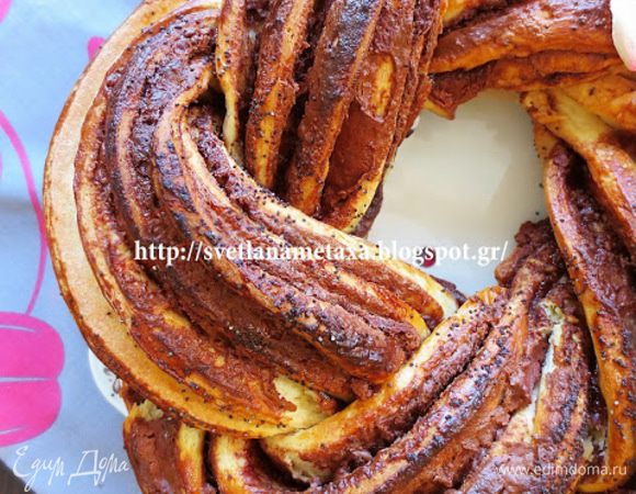 Смазываем взбитым желтком, посыпаем маком  и оставляем на полчаса. Выпекаем при температуре 190 градусов 30 минут.
