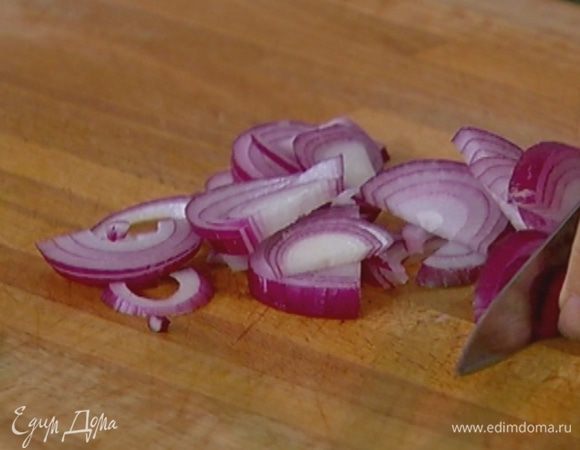 Красный лук почистить и нарезать полукольцами.
