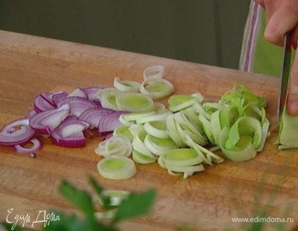 Светлую часть лука-порея нарезать кружками.