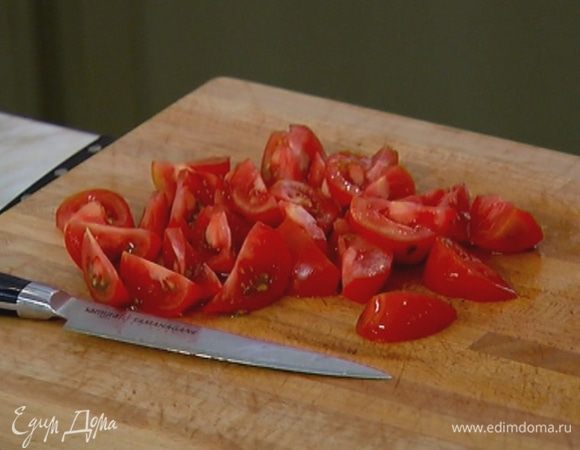 Помидоры нарезать крупными дольками.