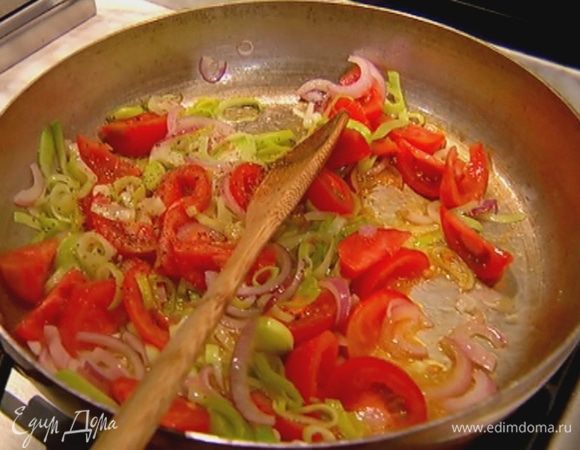 Добавить чеснок, помидоры, посолить, поперчить, перемешать и прогревать все еще 2–3 минуты.