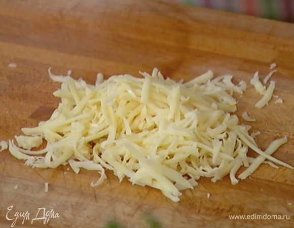Сыр натереть на крупной терке.