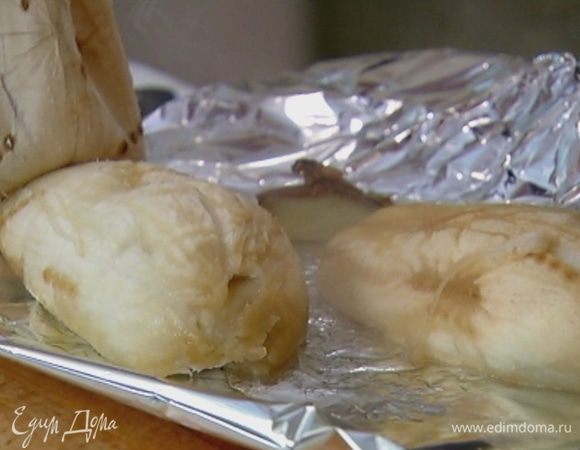 Запеченный баклажан почистить и нарезать небольшими кусочками.