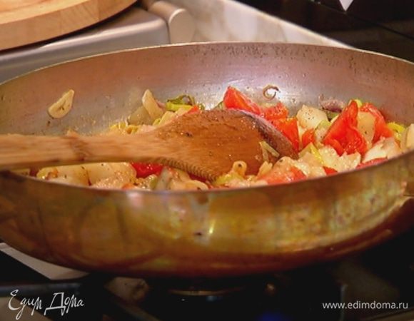 Добавить баклажан в сковороду с помидорами и луком, влить оставшееся оливковое масло, посолить, поперчить и прогревать все на огне пару минут.