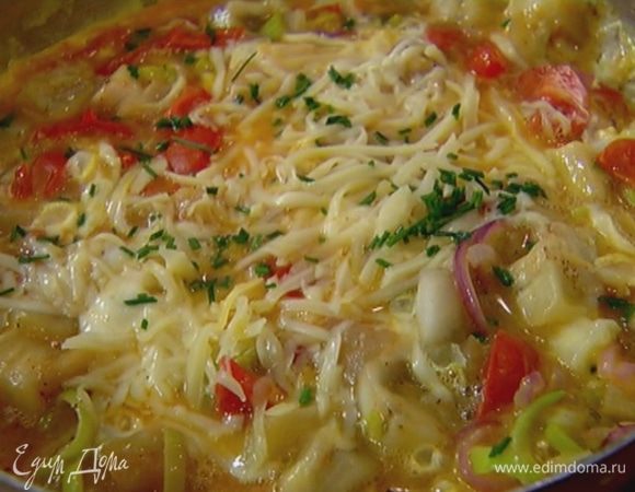 Шнитт-лук мелко порубить и посыпать готовый омлет.