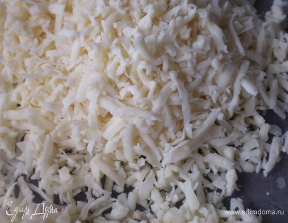 Петрушку мелко нарезать. Чеснок очистить и пропустить через чесночный пресс. Сыр натереть на крупной терке.