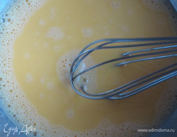 Соединить яйца с молоком и взбить венчиком.