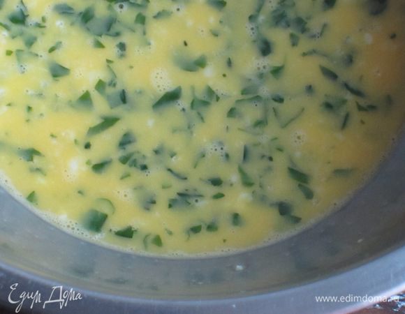 Добавить 50 г тертого сыра, петрушку, посолить, поперчить, тщательно перемешать.