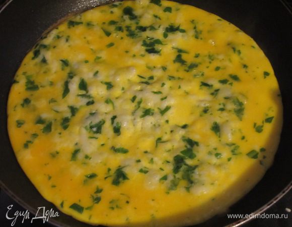 Разогреть масло на сковороде и поджарить 3 омлета.