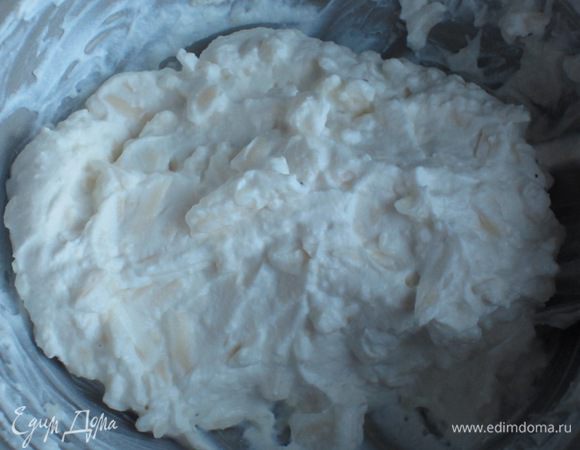 Начинка: творог, оставшийся сыр, чеснок соединить, посолить, поперчить, хорошо перемешать.