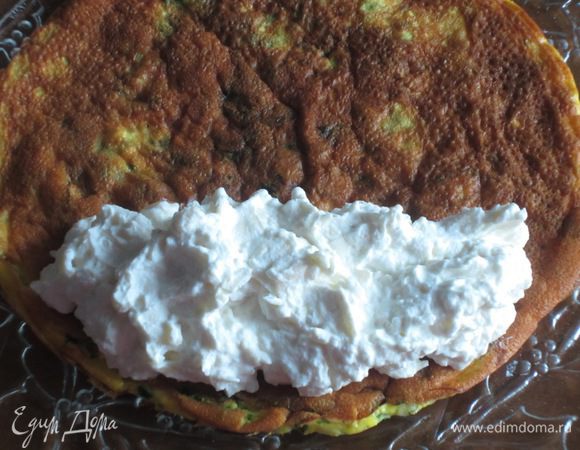 Начинку выложить на край омлетов, затем каждый омлет свернуть рулетом и убрать в холодильник на 30 минут.