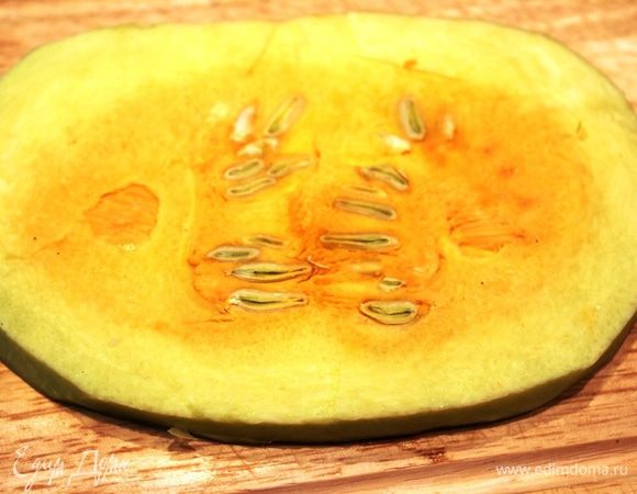 От тыквы отрезать по окружности один стейк (толщиной 0,7-1 см).
