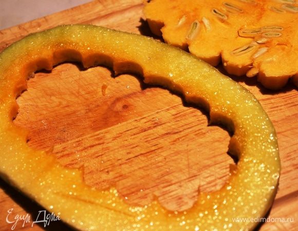 Освободить его от семян и мякоти. Смазать растительным маслом, присыпать солью и сахаром.