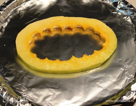 Выложить на противень, застеленный фольгой и поставить в разогретый до 200 градусов духовой шкаф на 10 минут.