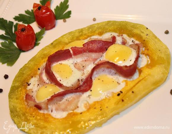 На сервировочную тарелку выложить тыкву при помощи широкой плоской лопатки и запечённые помидоры. Украсить перцем и зеленью. Приятного аппетита!