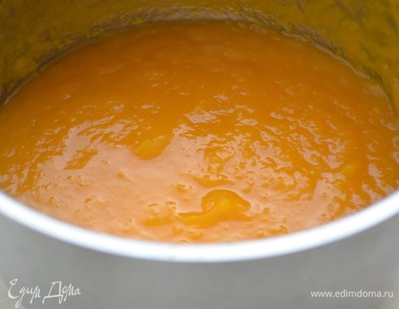 Приготовить пюре - размять погружным блендером тыквы до однородности.
