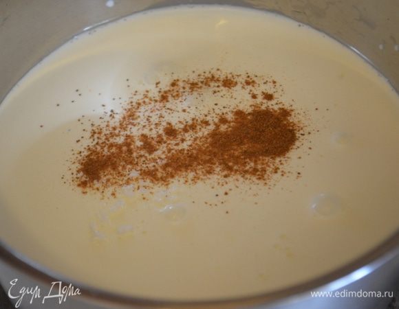 Соединить сливки, молоко, корицу и ванильный экстракт и довести до кипения. 


