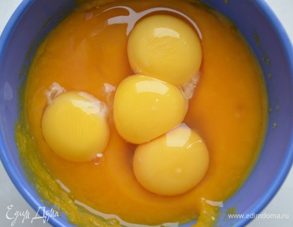 В остывшее пюре добавить яйцо, желтки и сахар, растереть. 
в молоко влить тыквенно-яичную массу, размешать.
