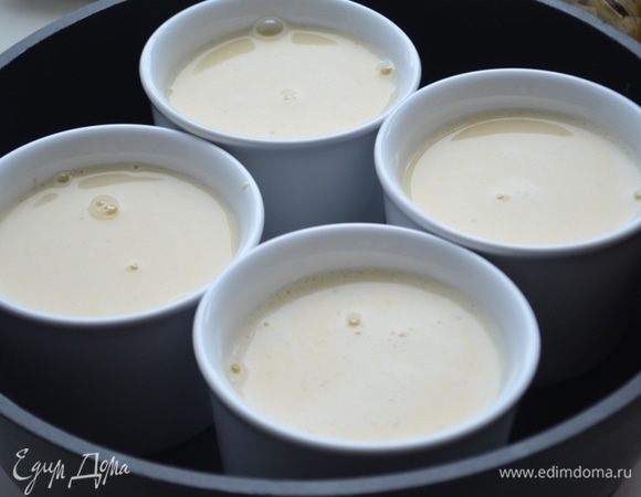 Разлить по керамическим формочкам. 
