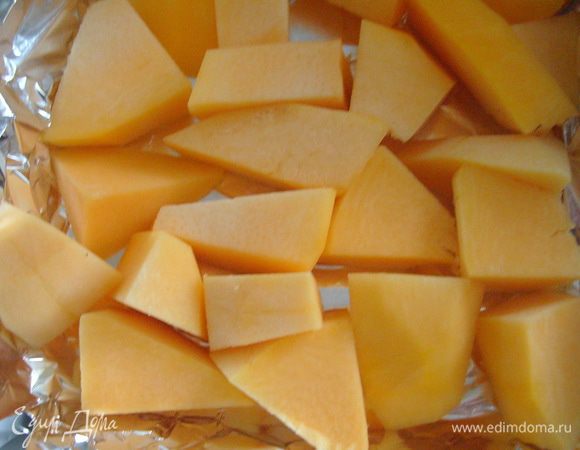 Приготовить тыквенное пюре: для этого тыкву почистить, удалить сердцевину и семечки, порезать мякоть кусочками, выложить в форму для запекания. Запекать в разогретой до 180°С духовке 30 минут. до мягкости тыквы. Готовую тыкву остудить и пюрировать блендером.
