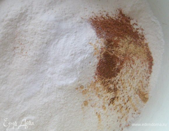 В миске смешать сахар, муку, специи, разрыхлитель, щепотку соли.
