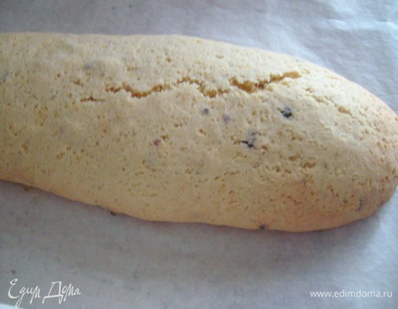 Достать противень из духовки, дать постоять 5-7 минут, а затем острым ножом разрезать полено на ломтики-сухарики. Ломтики-сухарики выпекать в духовке еще 15 минут... и подавать к чаю :)