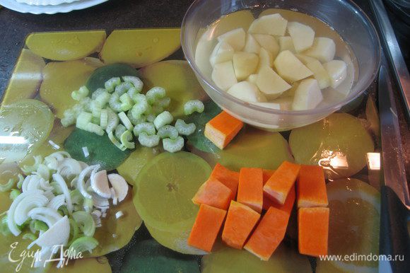 Приготовить овощи: тыкву и картофель очистить, порезать на небольшие кусочки. Лук порей порезать полукольцами. Сельдерей очистить от грубых волокон и порезать
