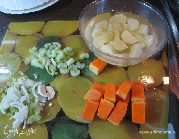 Приготовить овощи: тыкву и картофель очистить, порезать на небольшие кусочки. Лук порей порезать полукольцами. Сельдерей очистить от грубых волокон и порезать