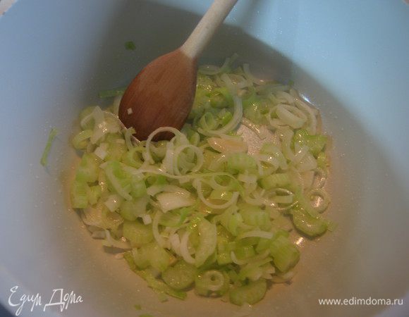 В кастрюле с толстым дном обжарить на оливковом масле, в течении нескольких минут лук и сельдерей.