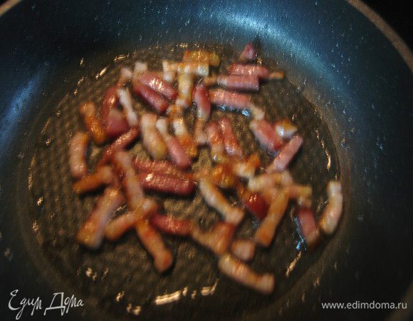 Бекон обжарить на сухой сковородке