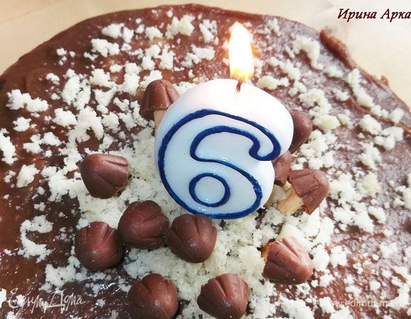 Готовый бисквит вытащить из формы, остудить, разрезать на 2 части. Пропитать кофейным сиропом, перемазать заварным кремом, украсить тем же кремом и грибочками. В этом тортике 2 пышки (2 порции, соответственно)