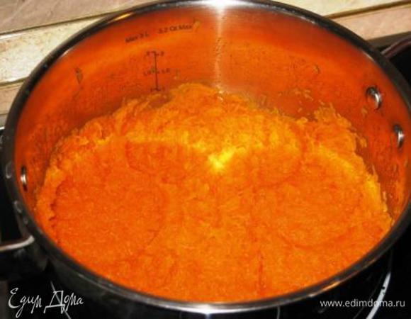 Сначала делаем тыквенное пюре. Складываем тыкву в кастрюлю, наливаем немного воды и тушим до готовности. Воду слить частично и сохранить. Тыкву размять в пюре.