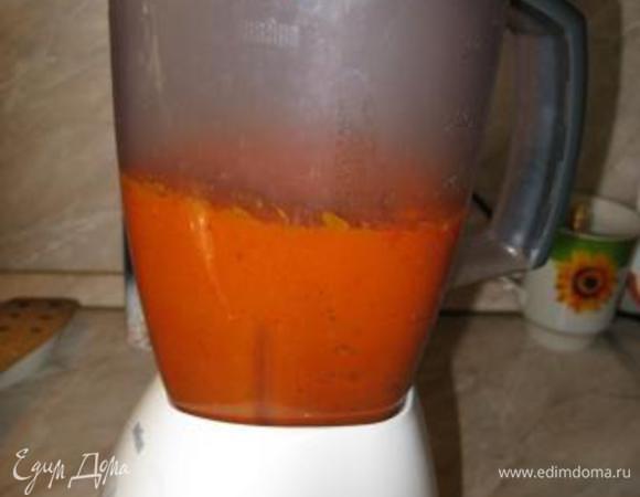 Добавить давленный через пресс чеснок. Если не хватает жидкости, подливаем сохранившийся тыквенный отвар до желаемой консистенции соуса. Варить еще 10 мин. Пробиваем соус блендером. Затем доводим до кипения, добавляем лимонный сок и выключаем. Остудить и можно подавать. Идеально к мясу, рису и лепешкам.