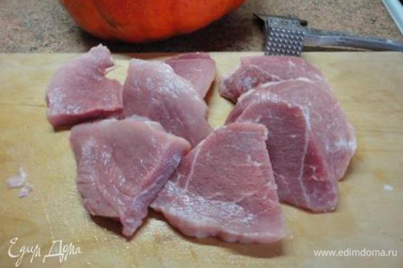 Свиное филе нарезать поперек волокон на порционные куски.