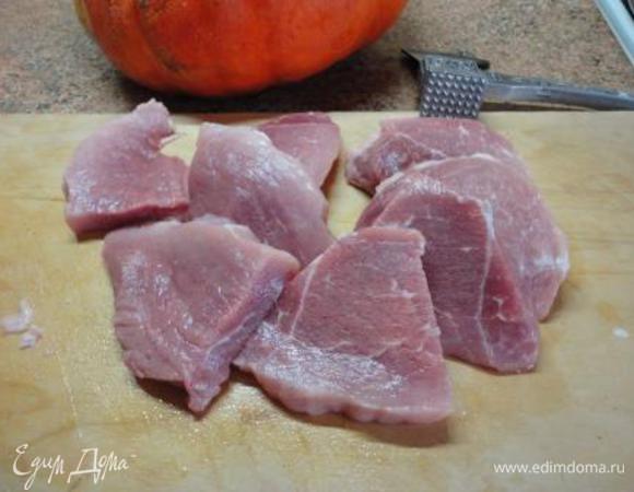 Свиное филе нарезать поперек волокон на порционные куски.