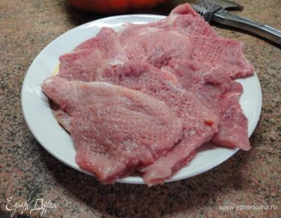 Каждый кусочек отбить, посолить и поперчить.