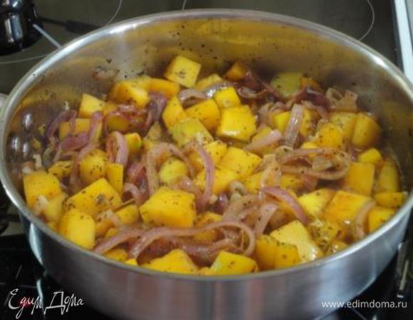 Прожарить лук в этом масле до мягкости.
Добавить тыкву и потушить минуты 3. Посолить, поперчить и приправить паприкой.
