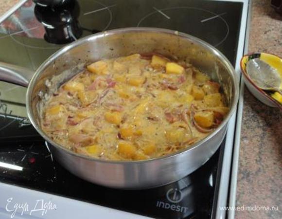 Выложить чеснок, перемешать и сразу же влить вино. На среднем огне готовить пару минут.
Базилик (сушеный или свежий) вместе со сметаной добавить к овощам и дать слегка увариться.
