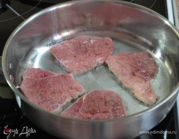 На отдельной сковороде разогреть растительное масло и обжарить каждый ломтик мяса по 5 минут с каждой стороны.
Для тех, кто любят мясо помягче и чтобы оно впитало пряный вкус соуса, можно овощи выложить на мясо и поставить в духовку на 10 минут.
