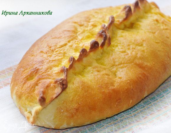 Начинка: капусту потушить в сковороде с растител. домашним маслом, посолить и поперчить. Остудить. 
Тесто раскатать, выложить начинку из капусты. залепить, смазать яйцом, смешанным с сахаром. Выпекать при 180 гр около 30 минут