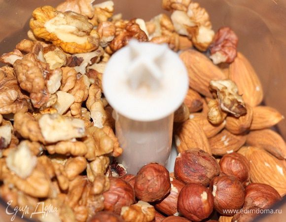Сначала сделаем печенье. Орехи измельчаем в блендере.