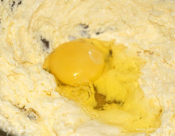 Сливочное масло взбиваем с сахаром, затем добавляем яйцо, снова взбиваем до однородности.