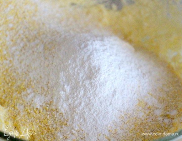 Добавляем оба вида муки и разрыхлитель.
