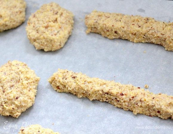 Вмешиваем орехи. Формируем круглые или продолговатые печенюшки. 