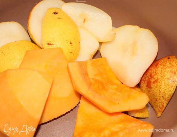 Кусочки тыквы и груши запекаем в духовке около 20 минут при 190 градусах. Я приготовила в мультиварке на режиме выпечка при 150 градусах, 30 минут.