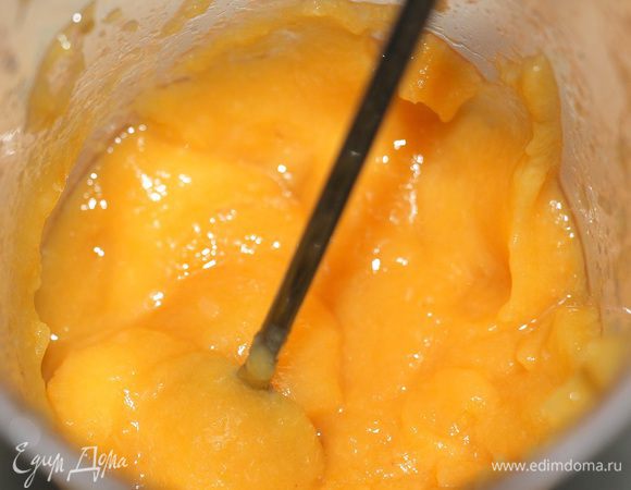 Мякоть груши и тыквы перетираем через сито, либо используем погружной блендер, чтобы получилось пюре.