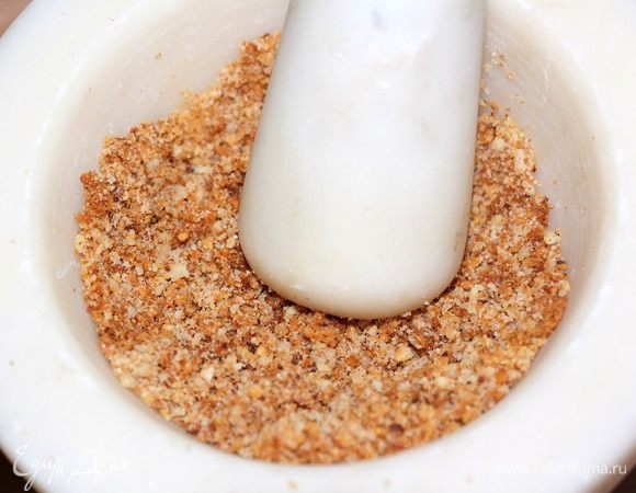 Печенье искрошим в крошку при помощи ступки.