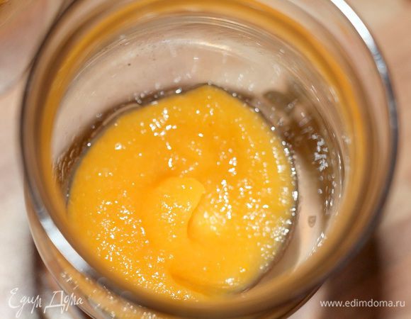 На дно высокого бокала выкладываем парфе слоями: ложку тыквенно-грушевого пюре.