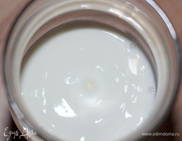 Затем кладем йогурт.