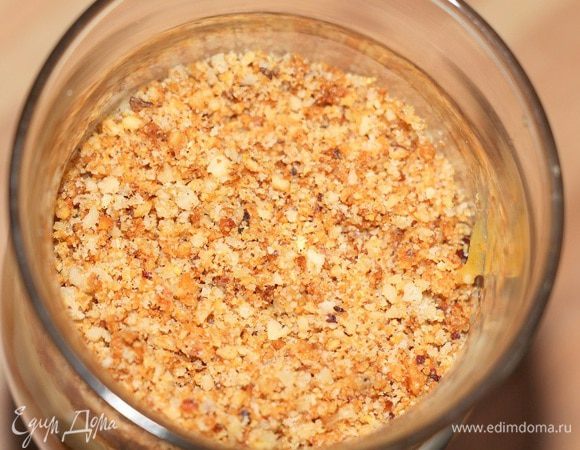 И присыпаем крошкой орехового печенья, чередуем слои пока позволяет высота бокала.